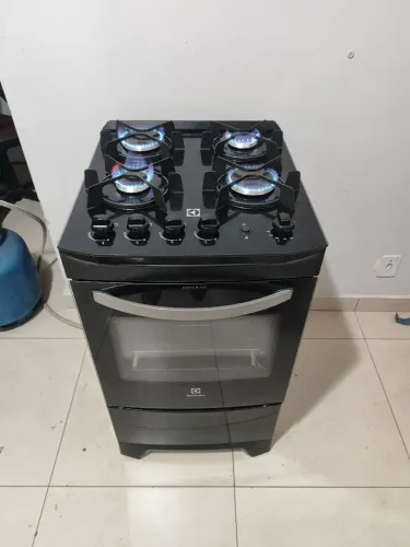 Fogão Electrolux preto 4 bocas acendimento automático