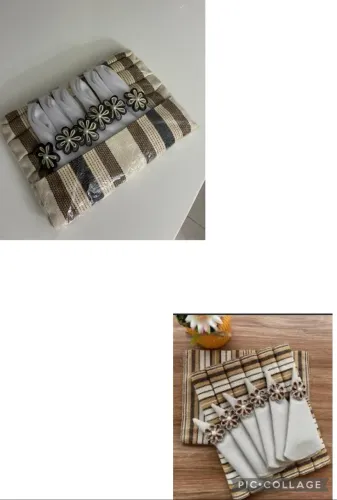 ?Conjunto  de jogo americano com guardanapos e argolas decorativas em formato de flor.