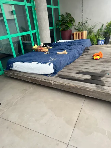 Tablado de madeira + colchão ? ótimo para área externa, deck ou espaço de descanso