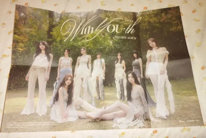 Poster TWICE de pré venda With-youth