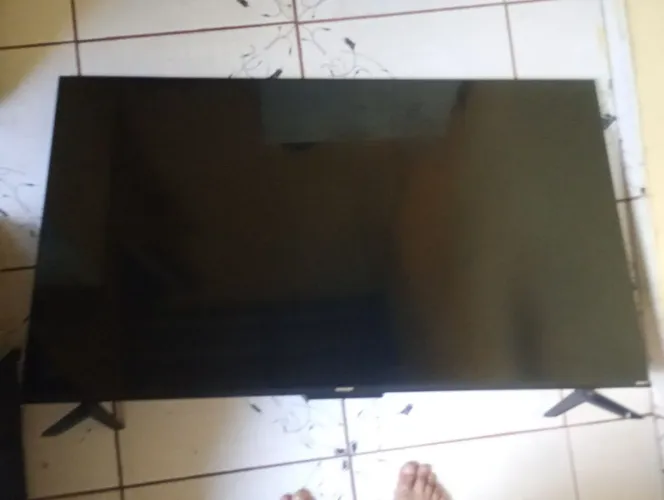 Vendo uma TV de 50 polegadas por ((500 REAIS)) ela fica com a tela preta as vezes só isso