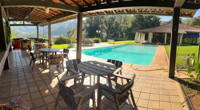 Casa para venda tem 1900 metros quadrados com 5 quartos em Nogueira - Petrópolis - Rio de