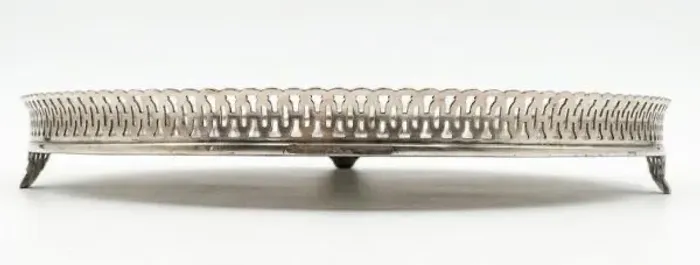 Salva de metal espessurada a prata.