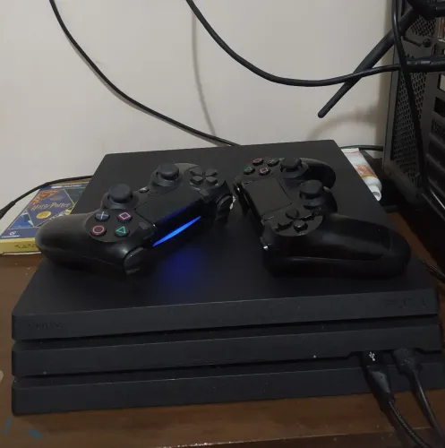 Ps4 Pro 1TB + 2 jogos