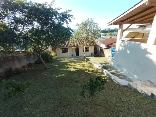 Casa de 03 dormitórios com amplo quintal em São José