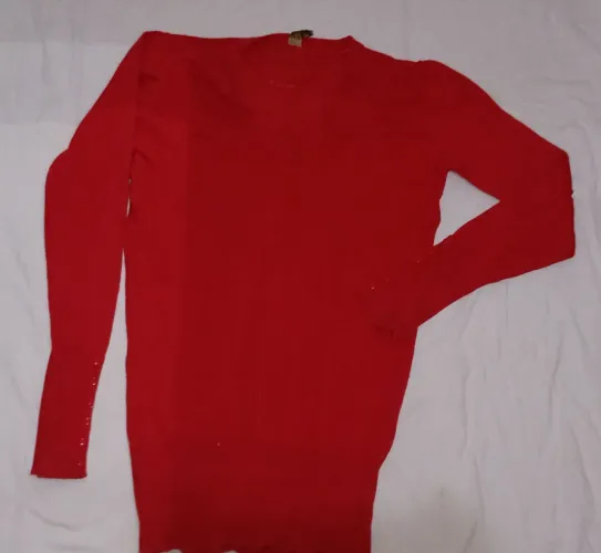 suéter feminino vermelho de tricot com decote em V e mangas longas