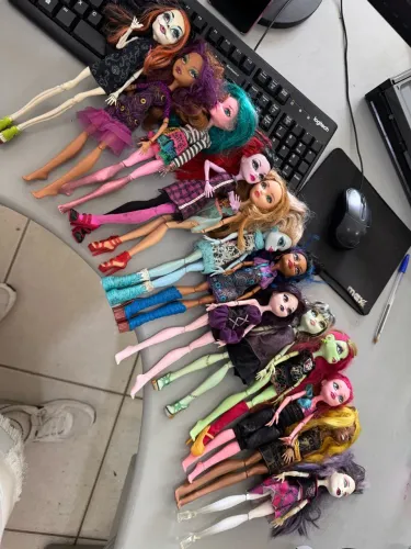 Lote 13 bonecas Monster High