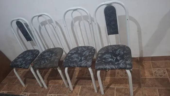 Mesa com 4 cadeiras.