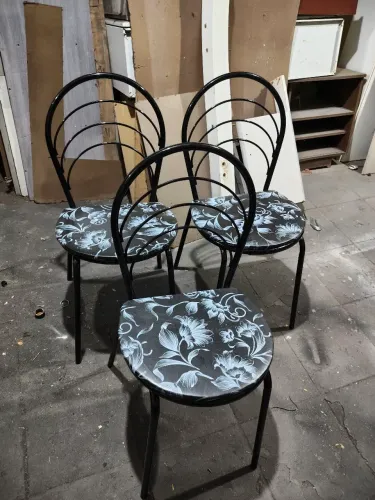 Três cadeiras avulsas 