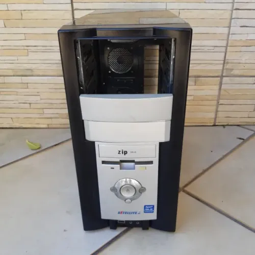 Gabinete ATX Satellite, cabe disquete e Zip Drive