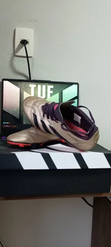 CHUTEIRA ADIDAS PRETADOR 36 com caixa