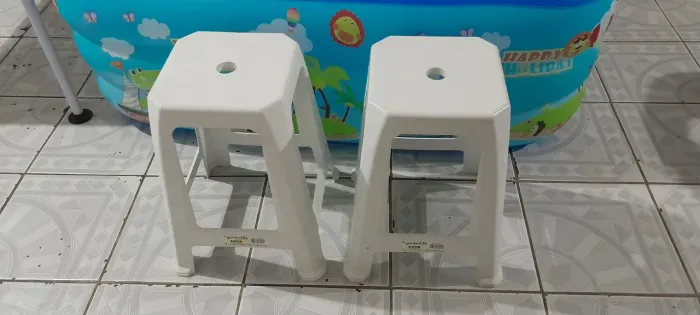 Dois bancos plástico novo