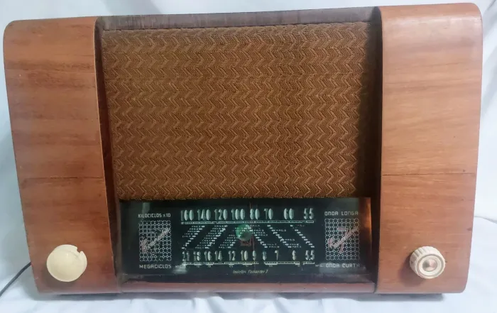 Rádio Antigo Invictus (1948) raridade funcionando funcionando