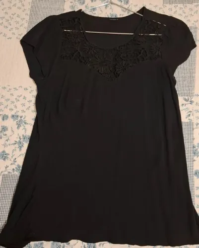 Blusa Preta com Detalhes