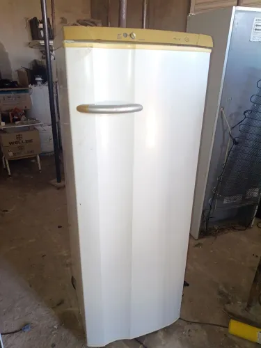 Vendo geladeira Electrolux de 280 litros degelo gelando bem original funcionando bem