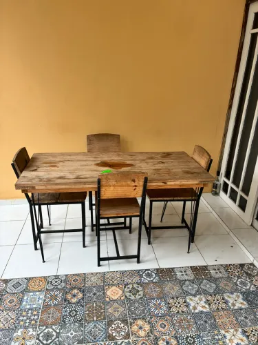 Conjunto Mesa Industrial + 4 Cadeiras Dupallets (Madeira e Ferro)