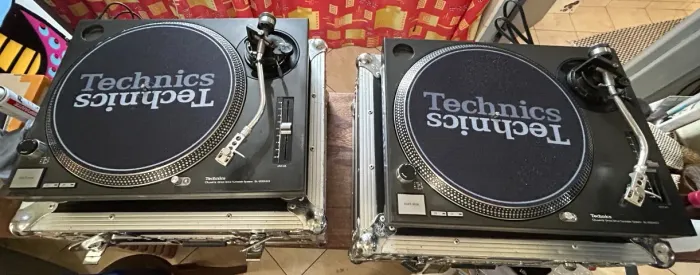Toca Discos Technics MK3 - Par - com agulha e case Road Ready