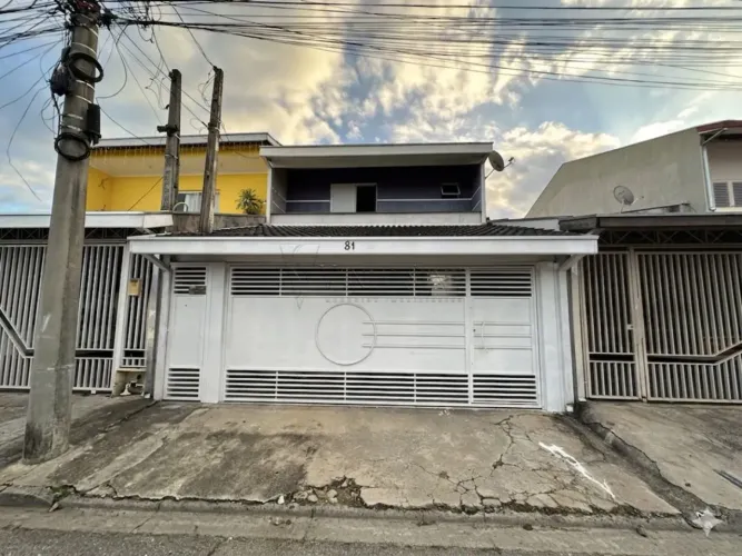Casa à venda no bairro Vila das Flores em São José dos Campos, SP.