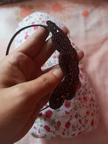 Tiara preta com detalhe de miçangas
