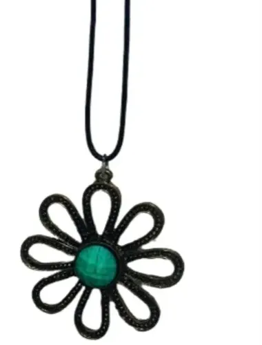 Colar artesanal em fio de couro