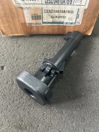 Guia do apoio encosto de cabeça dianteiro Focus Hatch/ Sedan 13/19.