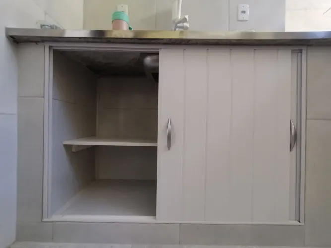 Armário de PVC com prateleira de madeira MDF 