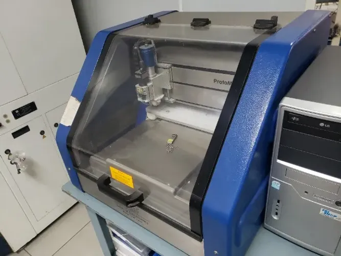 mini fresadora CNC  para  circuito  impresso com  computador e compressor