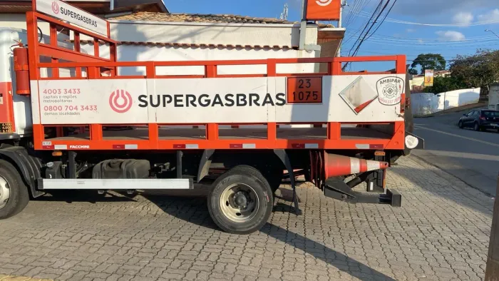 Carroceria de gás 4,2m semi nova