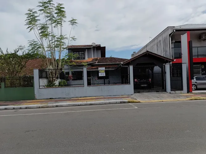 São Francisco do Sul-SC Rua Marcos Gorresen Rua 10. VENDO valor 850.000,00