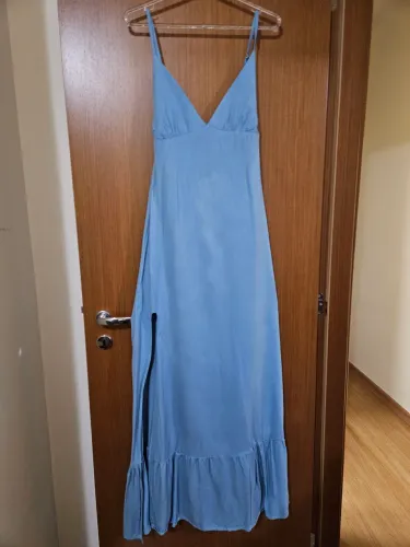 Vestido longo azul com fenda