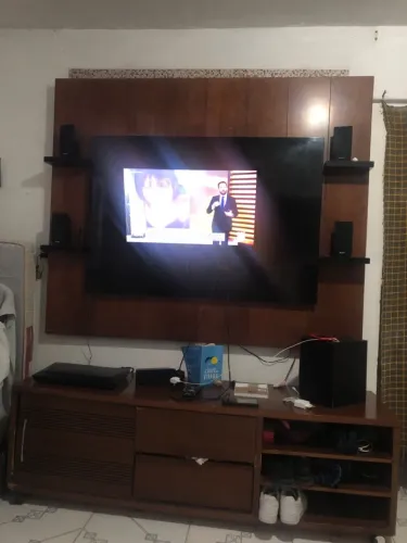Painel de TV com prateleiras e rack