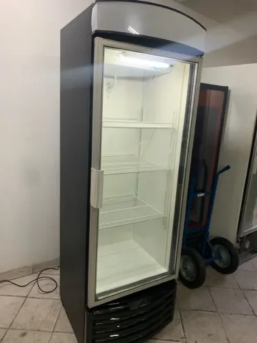 Geladeira Expositora vertical porta de vidro