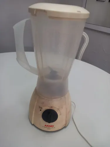 Liquidificador Arno 220 volts. Base ficou feia Vaso novo.