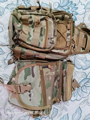 Duas bolsas táticas camufladas 