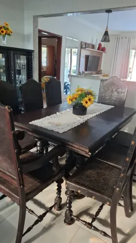 Vendo conjunto de sala de jantar antigo em madeira maciça entalhada