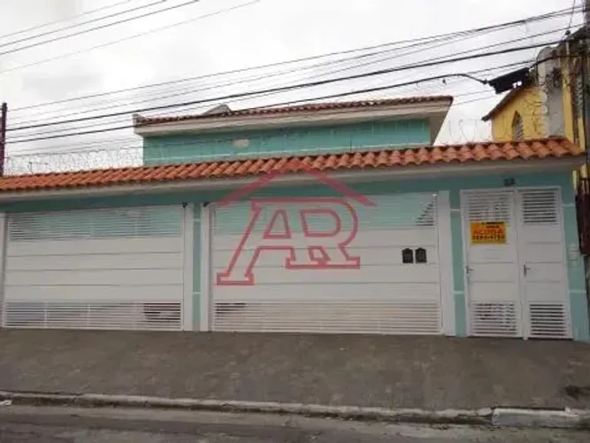 CASA EM PEQ. COND. FECH - PQ. EDU CHAVES