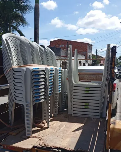 Cadeiras e mesas de plástico 