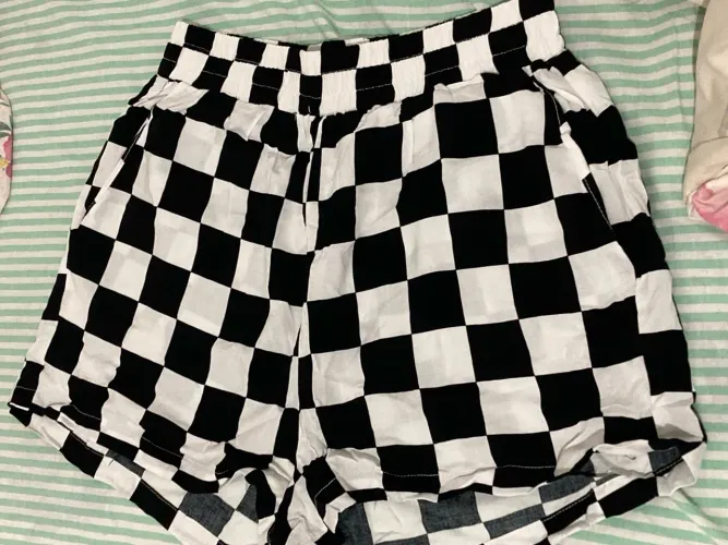 Shorts xadrez preto e branco