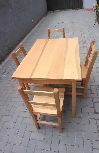 Mesa de Eucalipto 1.20 x 80 envernizada com 4 cadeira