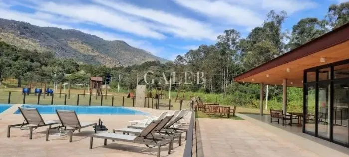 Terreno à venda no Condomínio Itaporã com 833,88m² em aclive