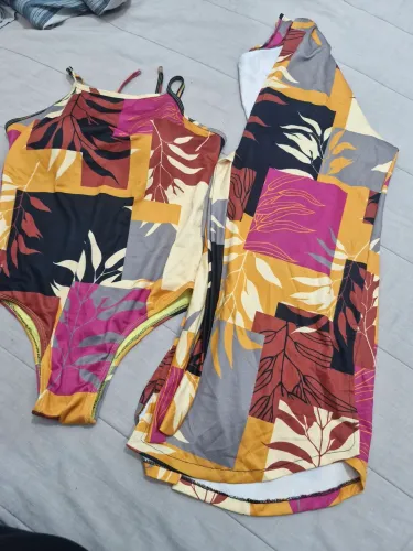 Biquínis, maiô e saída de praia 