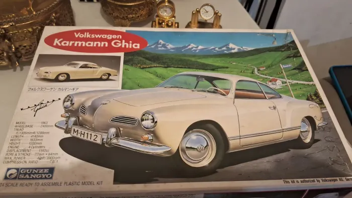 Karmann Ghia, modelo 1963, da marca Gunze Sangyo.  Kit para montar 
