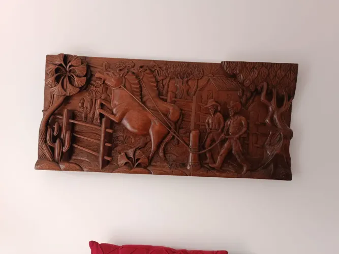 Quadro entalhado em nadeira