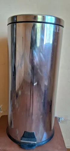 Lixeira de alumínio grande com pedal em bom estado