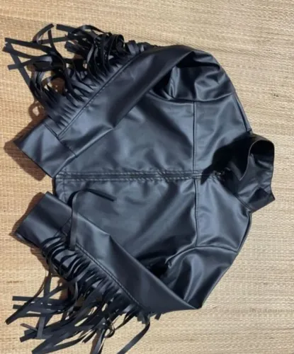 Jaqueta de Couro fake Preta com Franjas - Estilo e Atitude!