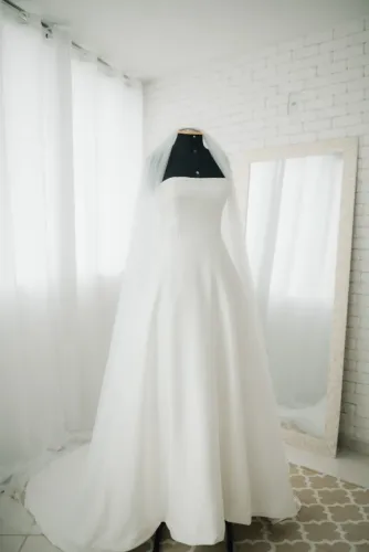 VESTIDO DE NOIVA MINIMALISTA