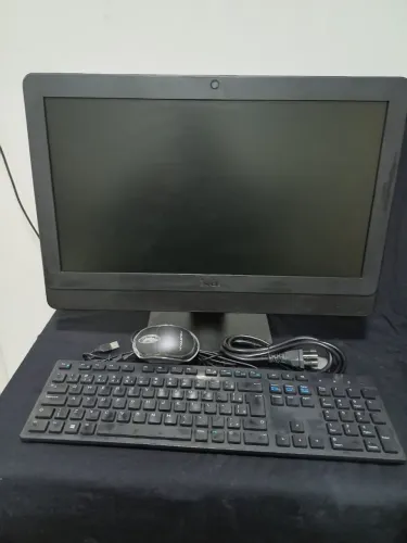 Monitor, mouse e cabo de força . Leia as informações adicionais.