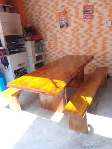 Mesa de madeira rústica com bancos