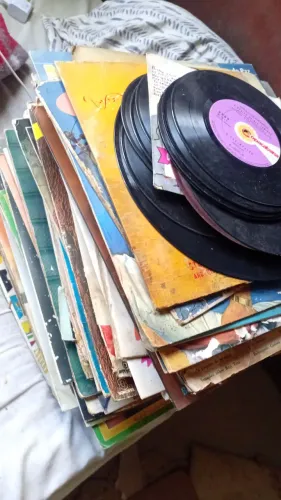 Lote 28 discos de vinil antigos algums sem capa