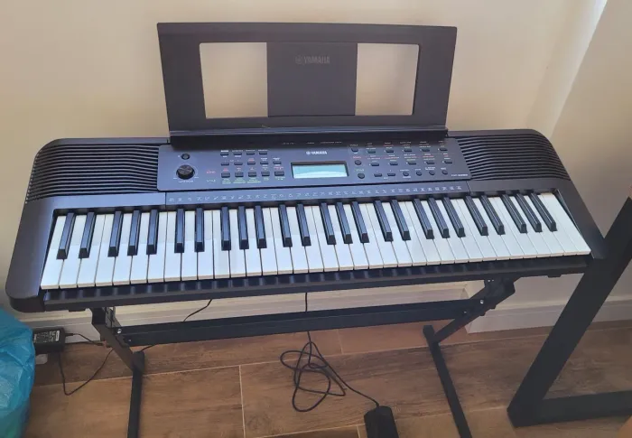 Teclado Yamaha PSR-E283 com suporte e pedal - estado de novo
